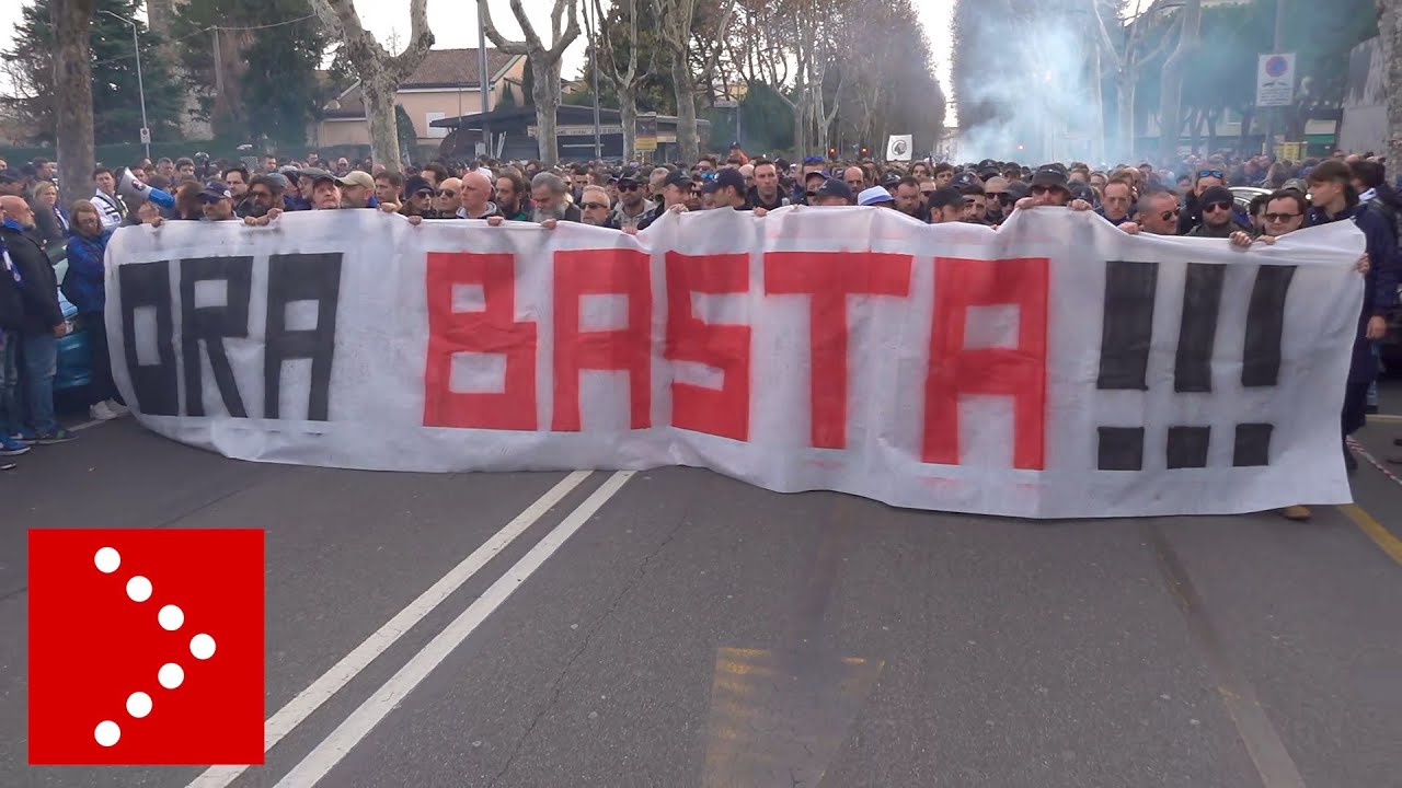 Atalanta, ultras in corteo a Bergamo davanti lo stadio. Striscione in testa 