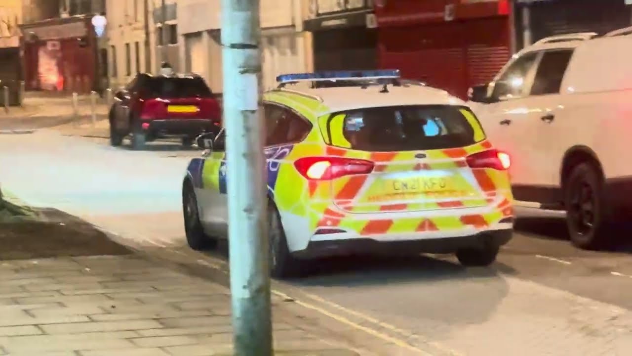 Gwent polices ford focus driving through Ebbw vale town with a light and sirens  demonstration 