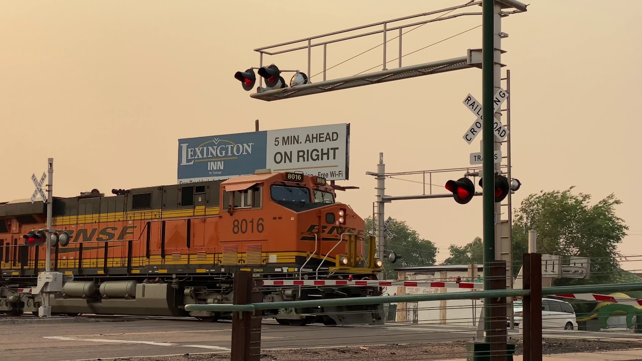 High speed BNSF trains in Holbrook, Arizona