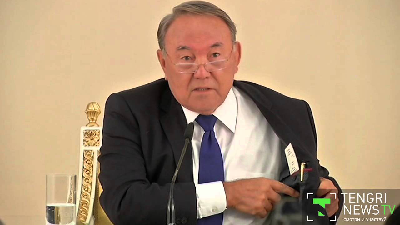 Нурсултан Назарбаев носит костюмы и обувь казахстанского производства