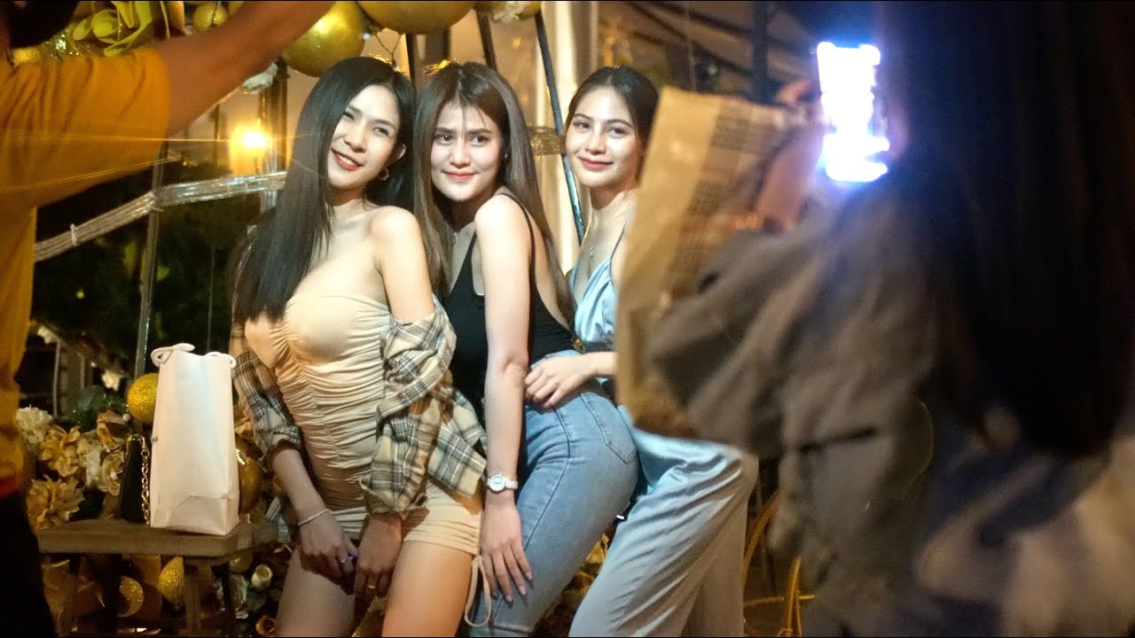 [4k] Thailand Bangkok Night Street Scenes 76 Garage Bar Restaurant So Many Pretty Ladies!