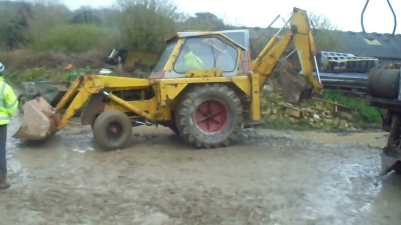 T) OLD VINTAGE JCB DIGGER TRACTOR