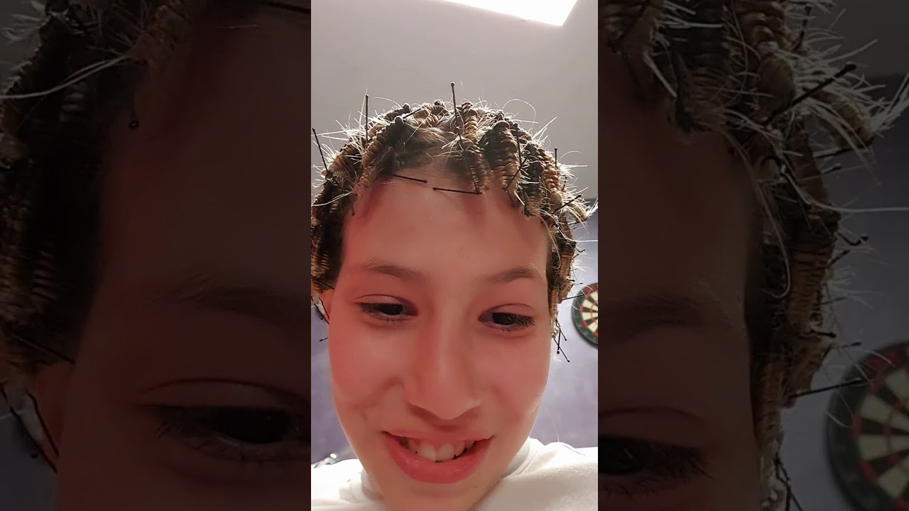 capelli ricci afro con le forcine