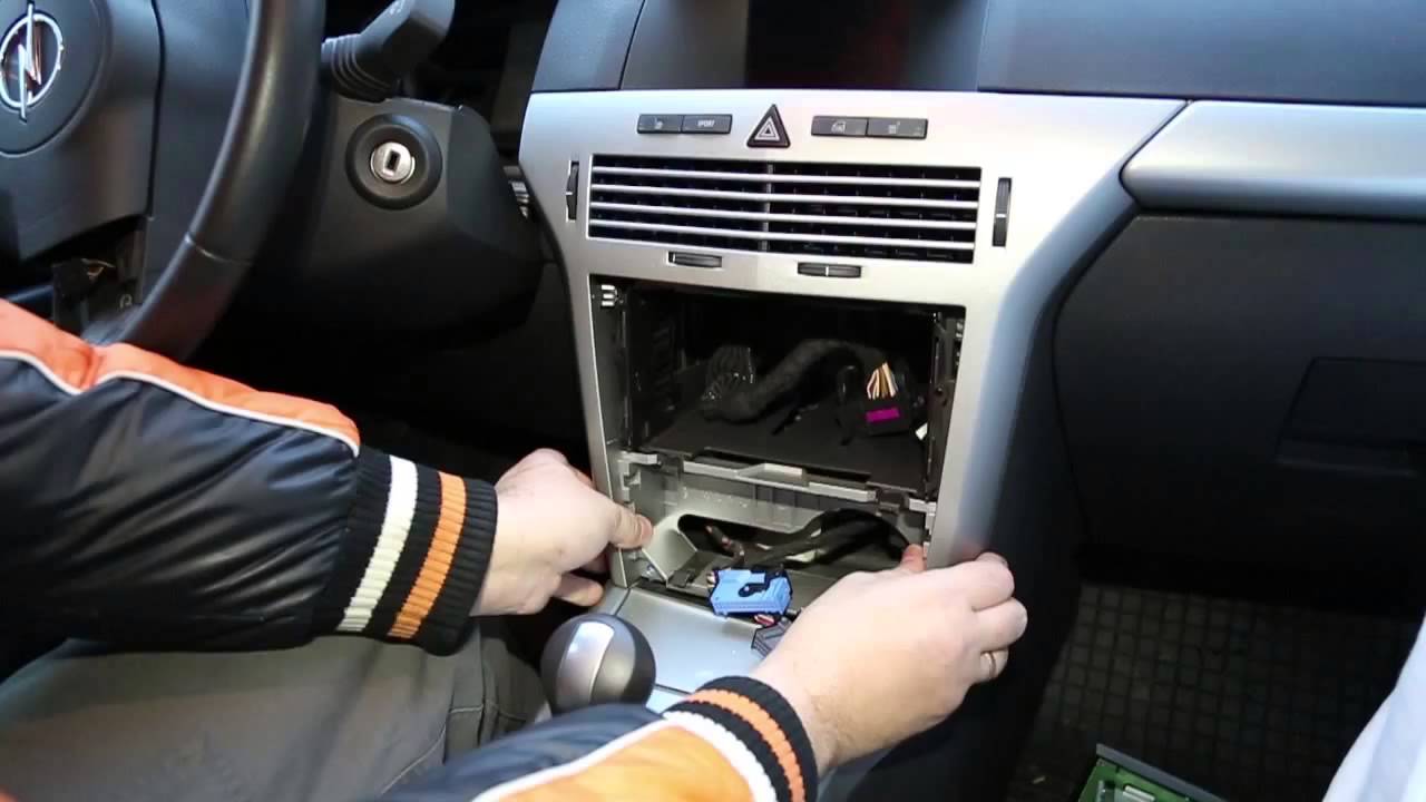 demontaż urządzeń elektrycznych w kabinie Opel Astra H.mp4