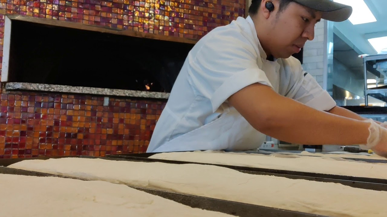 abriendo  masa de la pizza metro