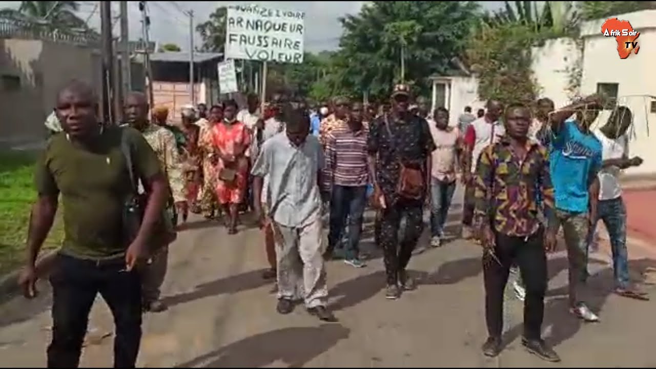 Marche de protestation des propriétaires terrien de Akoupé-Zeudji devant le siège social du FODI