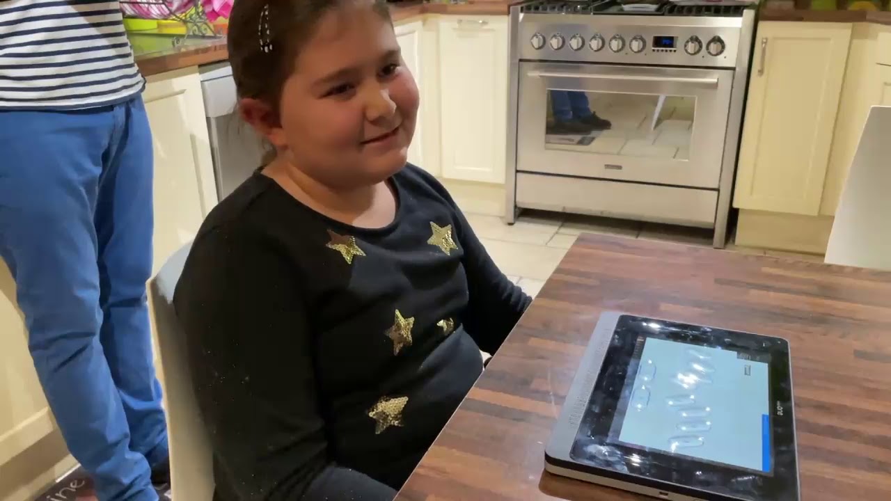 T&eacute;moignage De Stella &Eacute;l&egrave;ve aveugle qui teste l&rsquo;Inside One Tablette Braille Windows