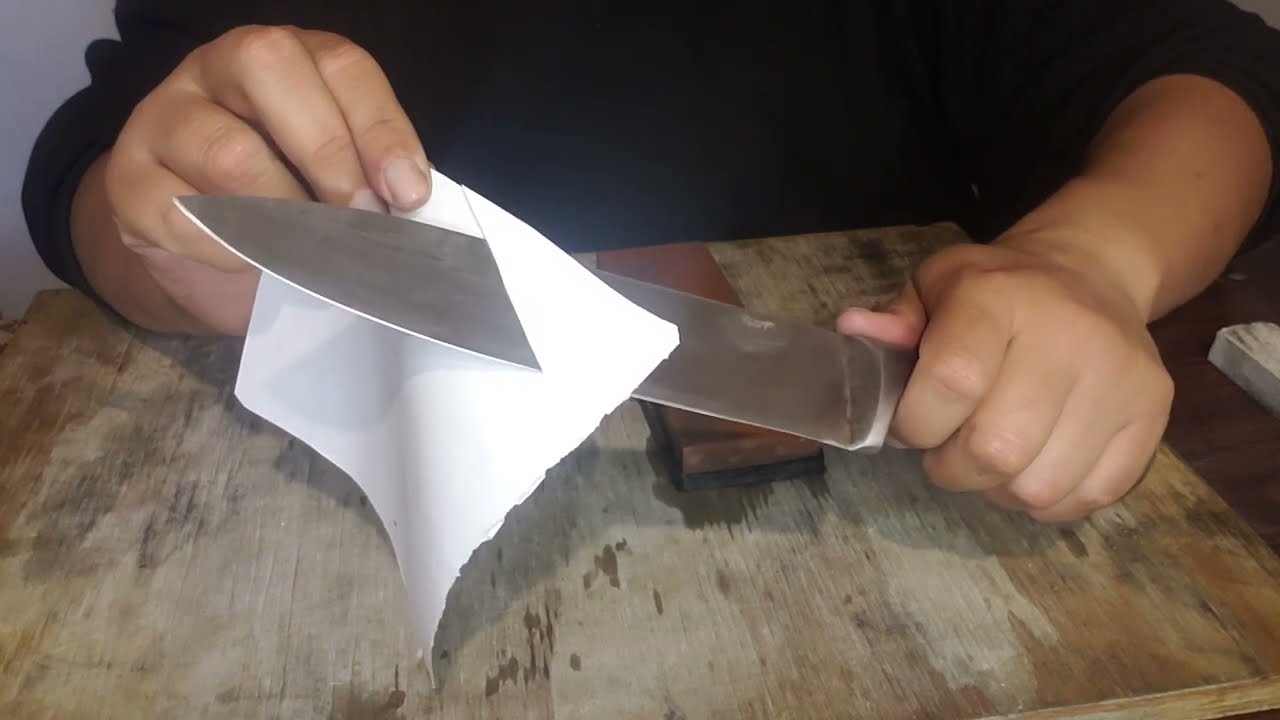 Muestro la cara y afilo por primera vez el cuchillo de un cliente.