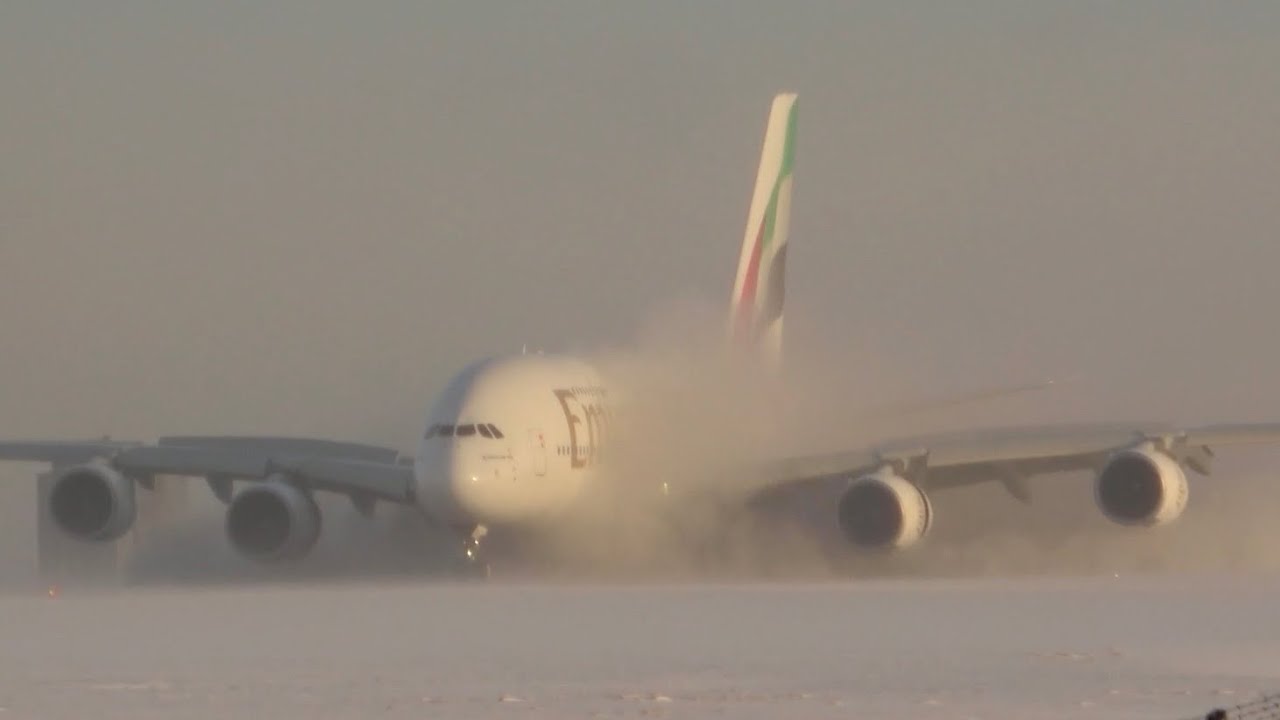 Emirates a380 snow arrival !