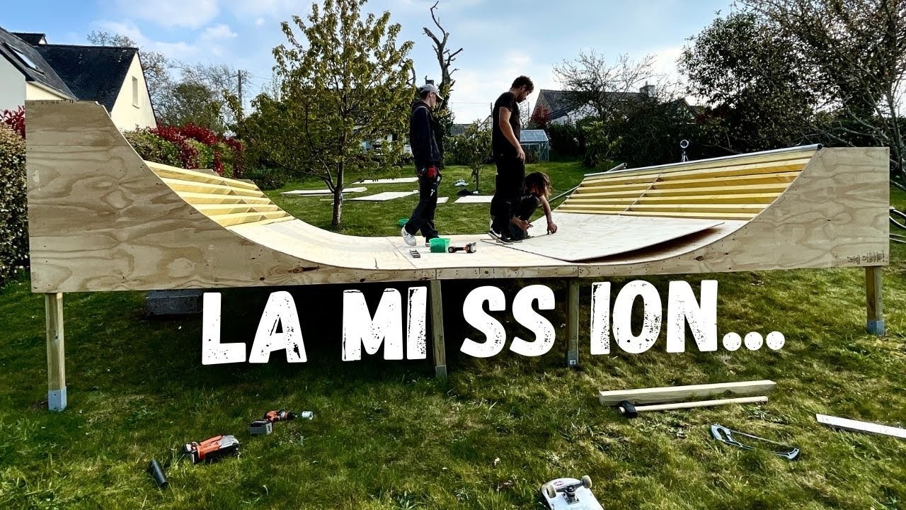 ON CONSTRUIT UNE MINI RAMPE DE SKATE SUR UN TERRAIN COMPLIQUÉ