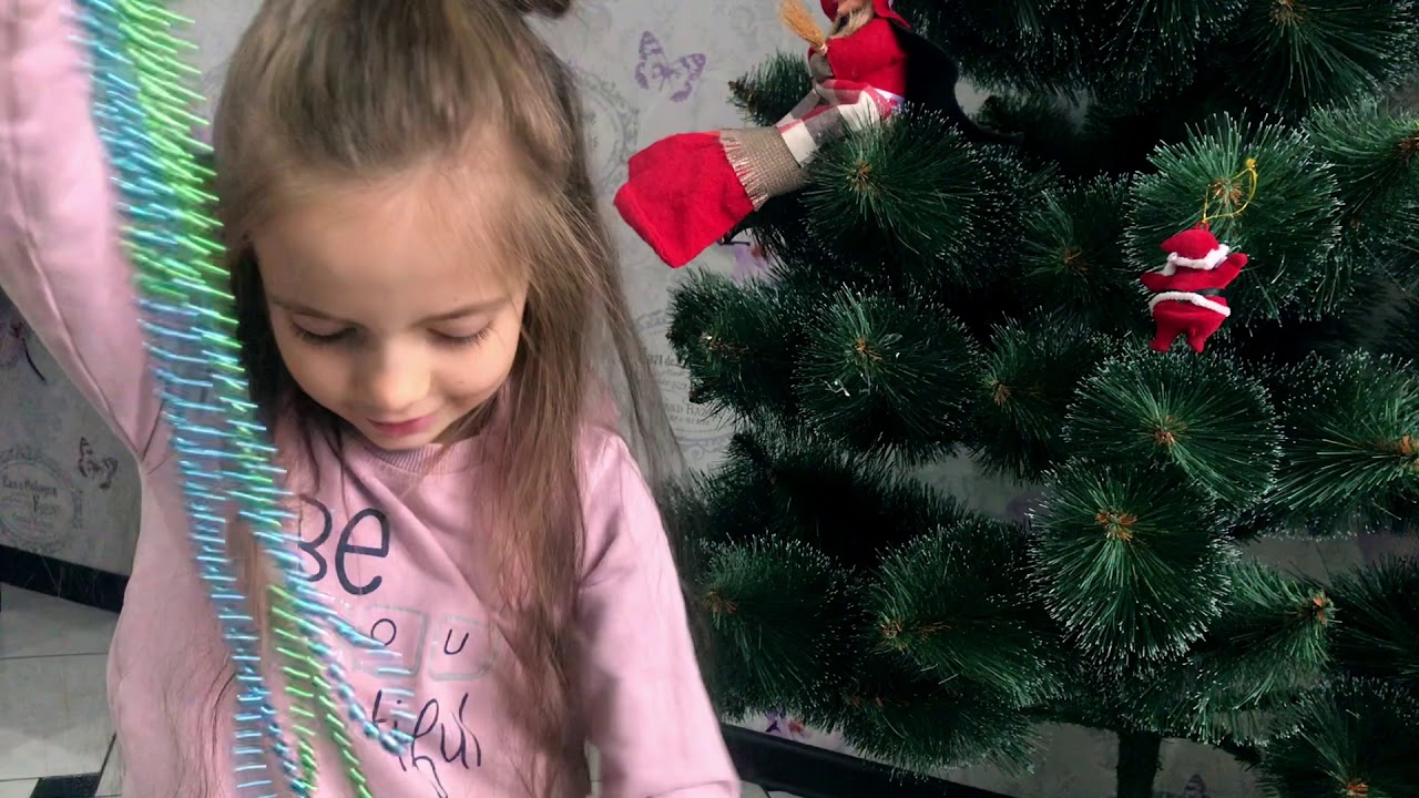 Подготовка к Новому Году. Украшаем Елочку с Kinder Lisa. Video for kids
