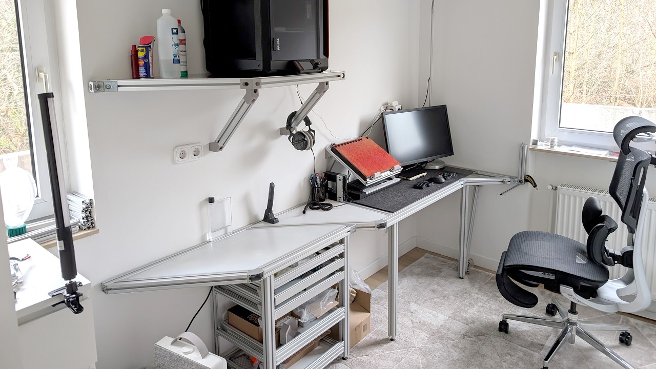 Cyberpunk room build - Desk