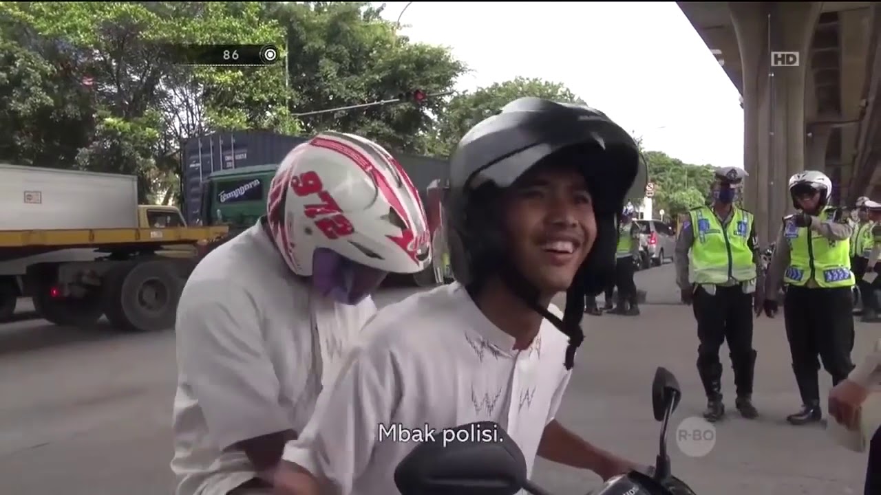 86 NET. - Modusin Bripda Andre, ibu-ibu ini akhirnya bisa selfie bareng