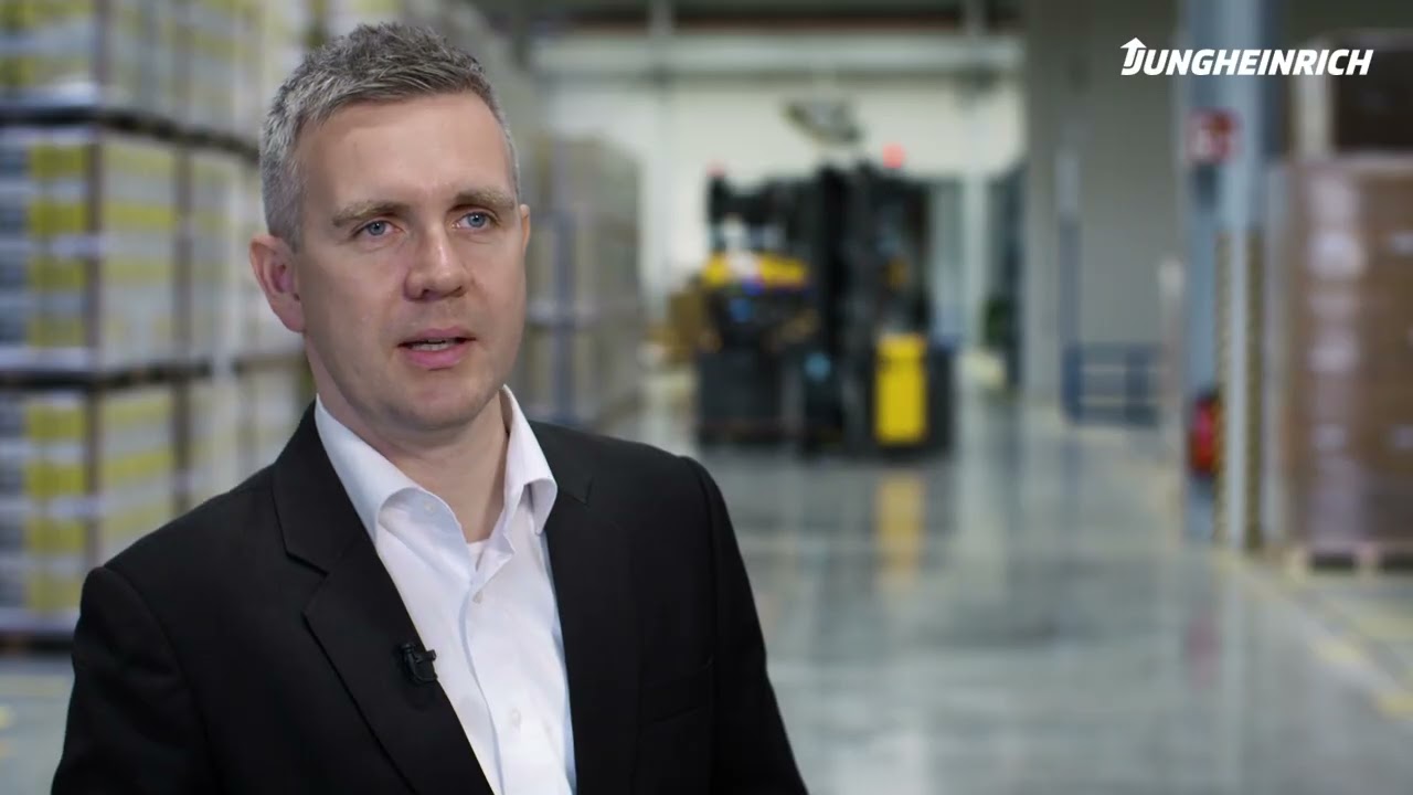 Hoe K&auml;rcher met 17 Jungheinrich EKS 215a AGV&rsquo;s hoogwaardige effici&euml;ntie en snelheid bereikte