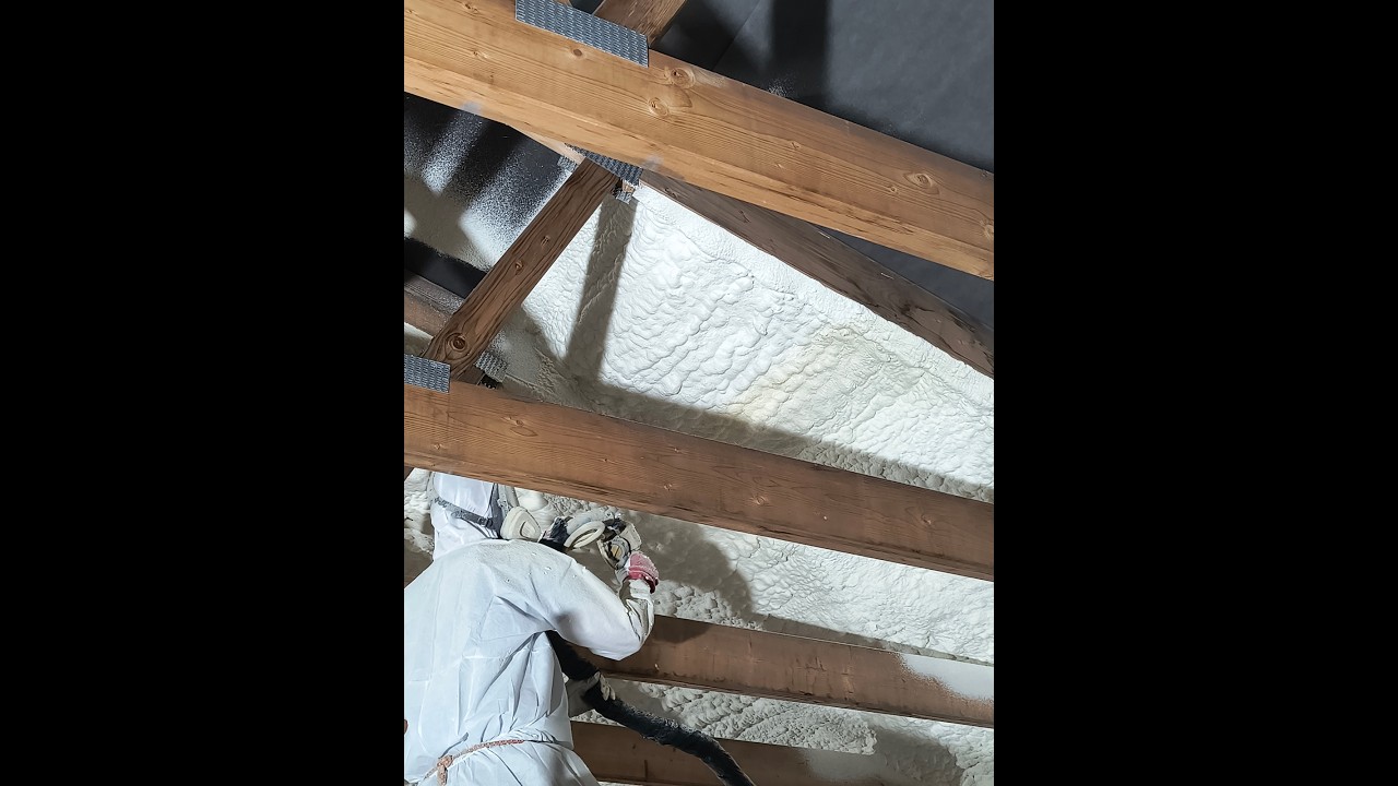 Ocieplanie pianą PUR cz.II  natrysk piany na membranę