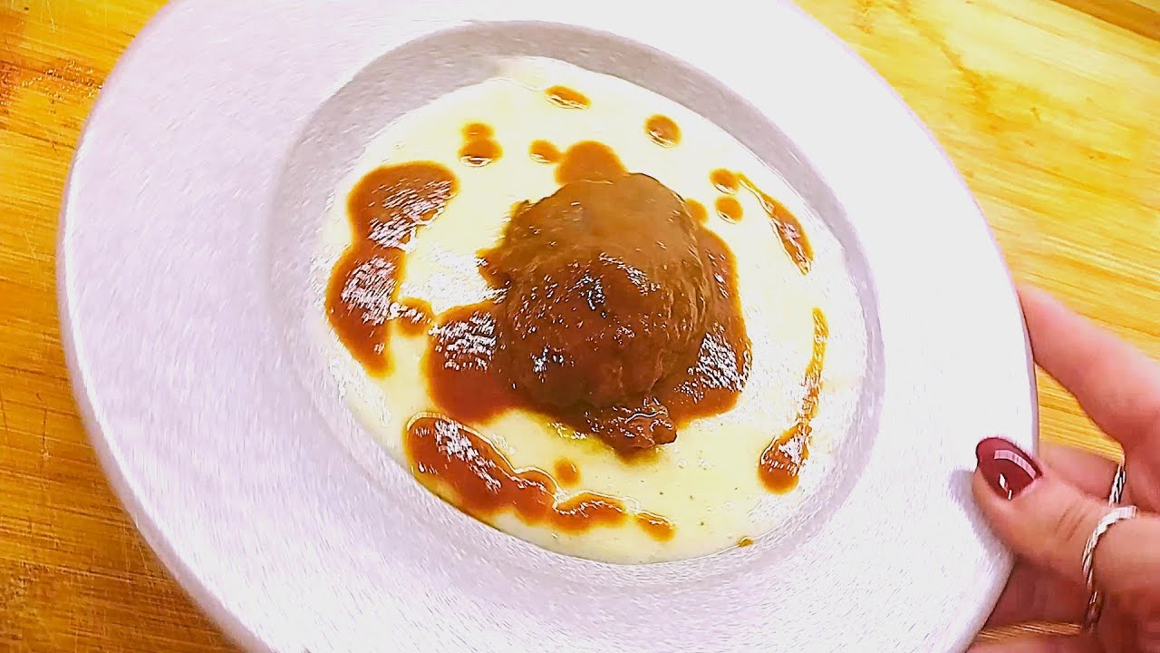 Carrilleras de cerdo en salsa con puré de patatas.
