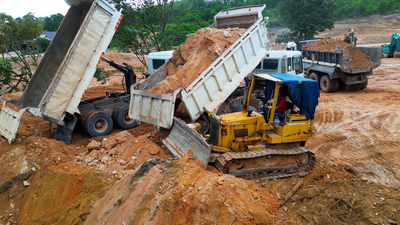 Technique Skills! Hyandai 15T Dump Trucks Unloading Big Rocks Not Out Assisted By Komatsu D37E Dozer