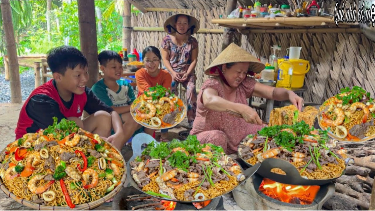 Mì Xào Hải Sản Thập Cẩm, Rau Củ | Bữa Ăn Sáng Gia Đình Quê Ngày Mưa || Seafood fried noodles