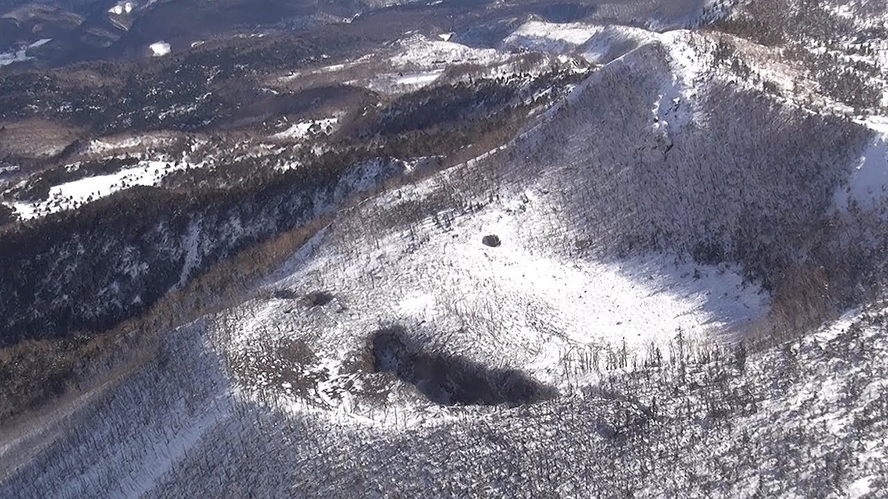 噴火した草津白根山の噴火口　群馬・草津町