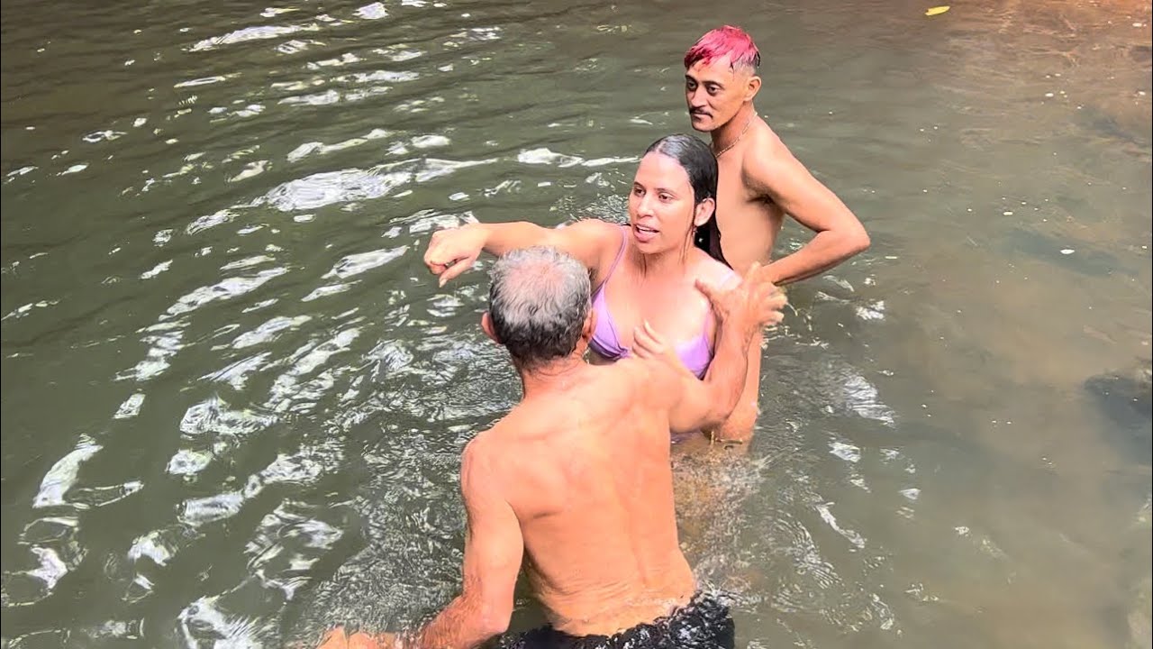 BRENDA TOMA BANHO DE CACHOEIRA EM SERRA TALHADA COM SEUS AMIGOS