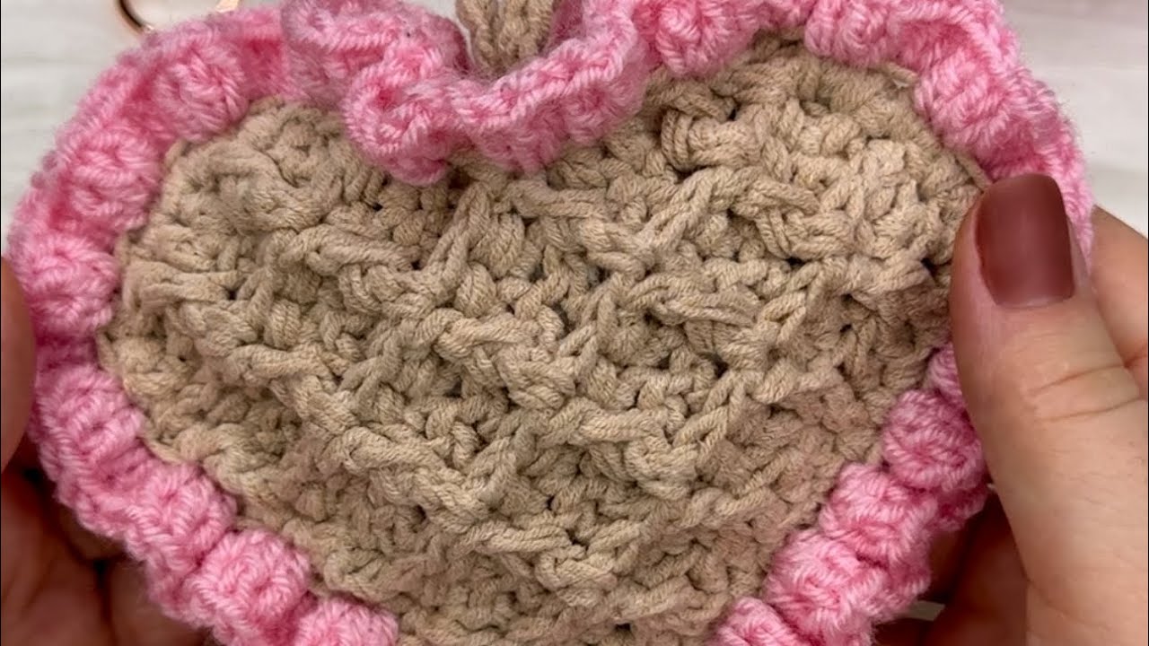 Сердце крючком. Связать чехол для наушников, кошелечек для мелочей. Вязанный брелок для сумки. 