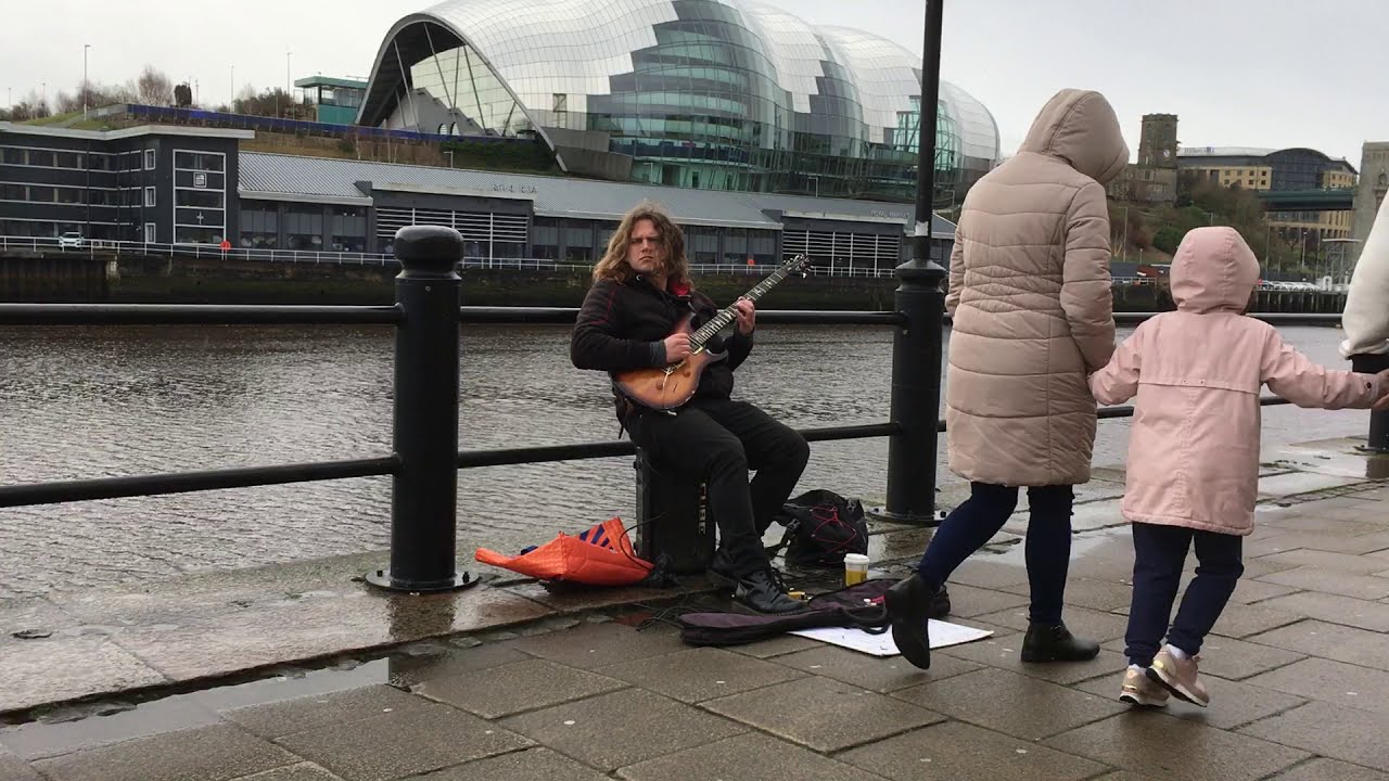 2020.02.23 Newcastle quayside market legendary busker comfortably numb