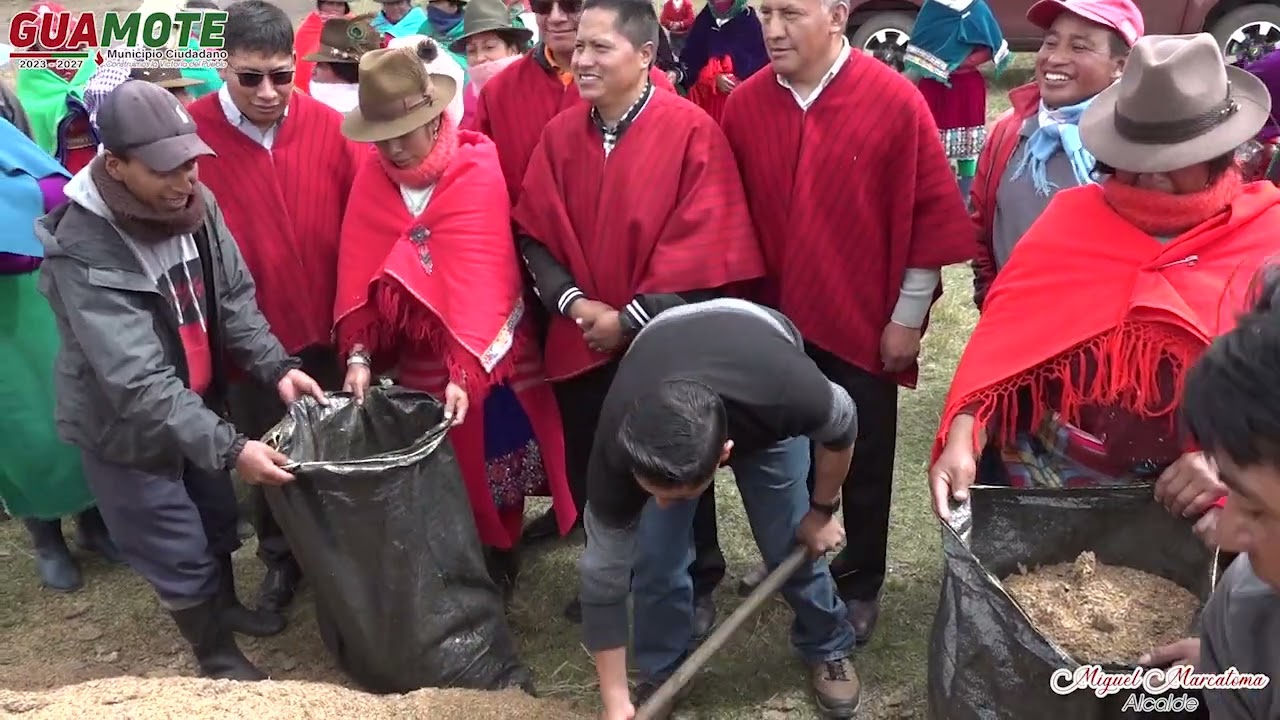 Entrega de abono gallinaza a los moradores de la comunidad Puca Totoras.