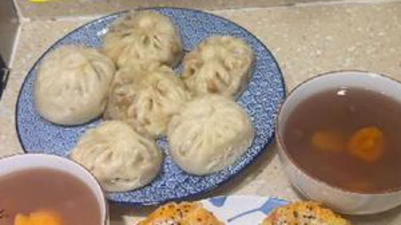 为了让我好好休息，最近娃爹承包了早餐。为了给俩高中生适当改善伙食，寻思蒸点孩子们爱吃的鱼香肉丝包子吧！于是就有了爸爸➕妈妈“合体式”的早餐，看得出来很合口味，很下饭呐！
