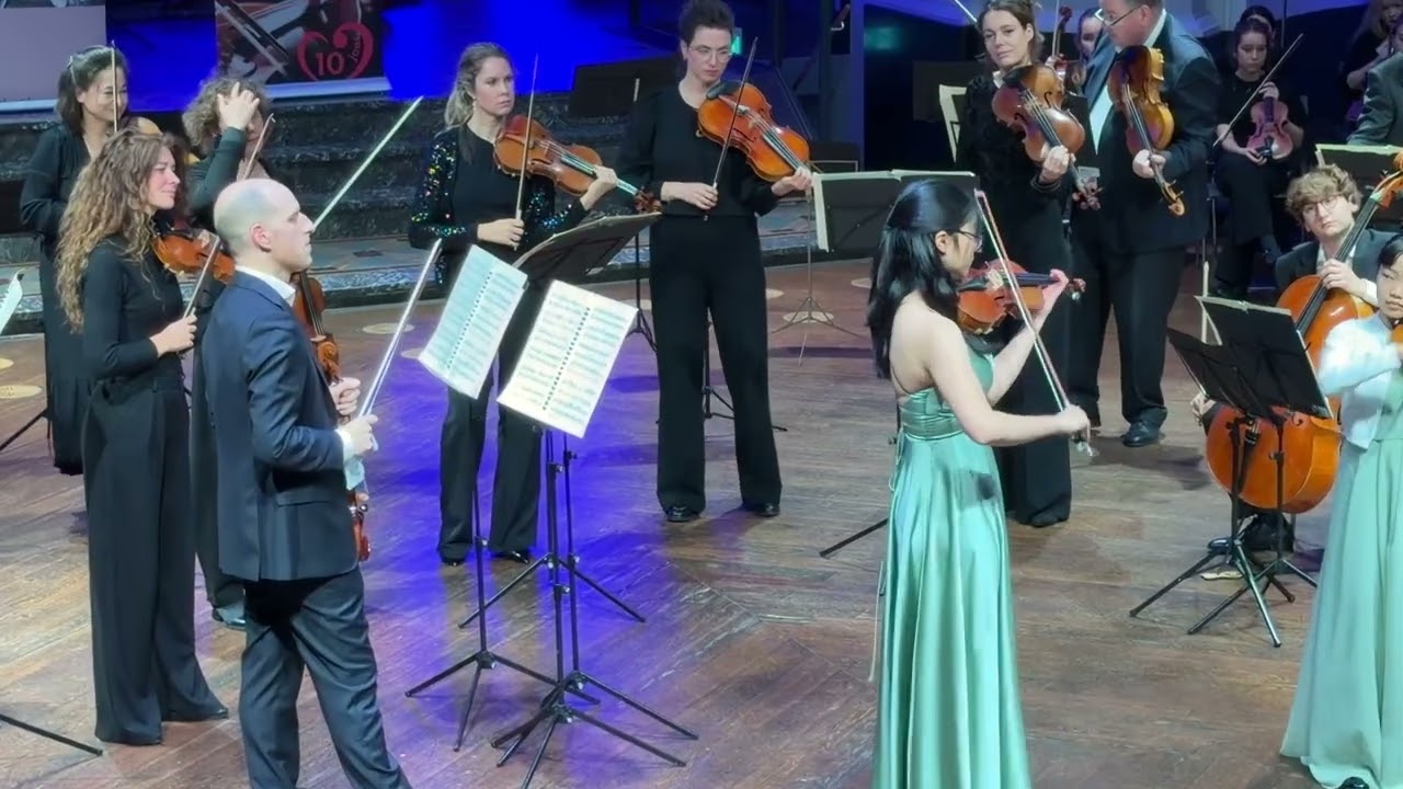 Sara Kazama (12 jaar) & Michelle Kumara (16 jaar) met het Concertgebouw Kamerorkest