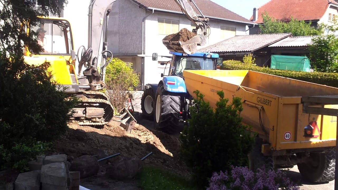 Terrassement avec Volvo EC 70 et New Holland T7070