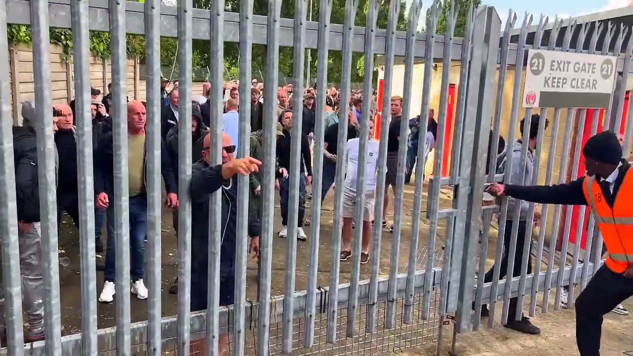 MILLWALL & CHARLTON FANS CLASH AFTER THE GAME UK FOOTBALL HOOLIGANS