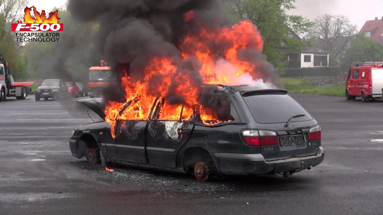 F-500 EA L&ouml;schversuch - PKW Fahrzeugbrand mit F-500 EA & F-500 AWG Turbospritze VENTURI l&ouml;schen