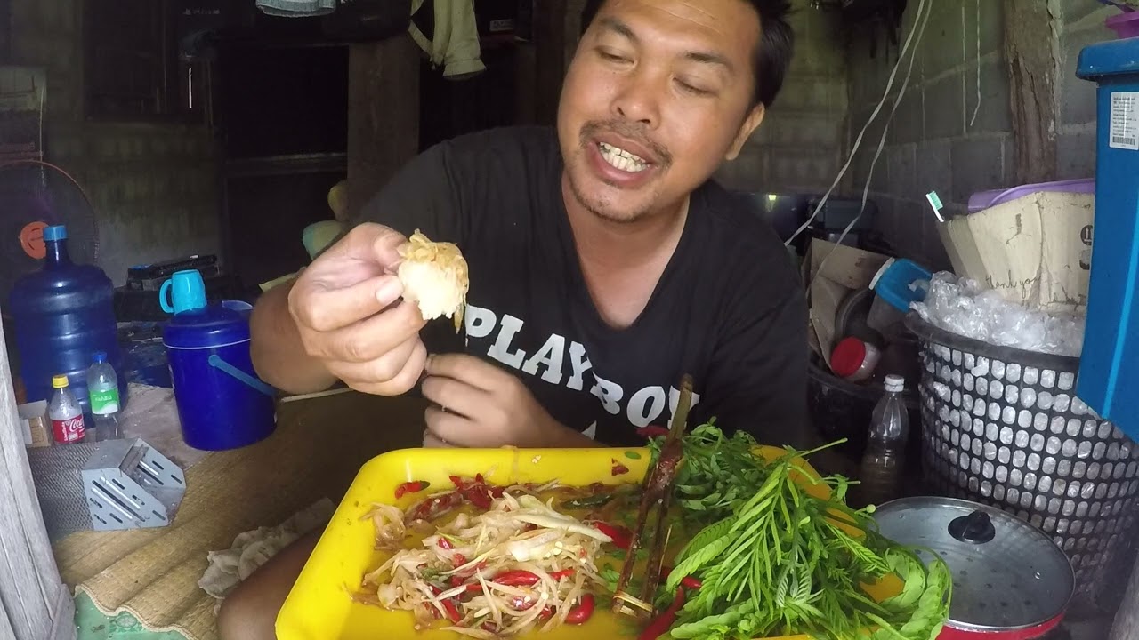 ตํามะละกอปิ้งหมูสามชั้นกับส้มวัวเก็บผักข้างบ้านกิน