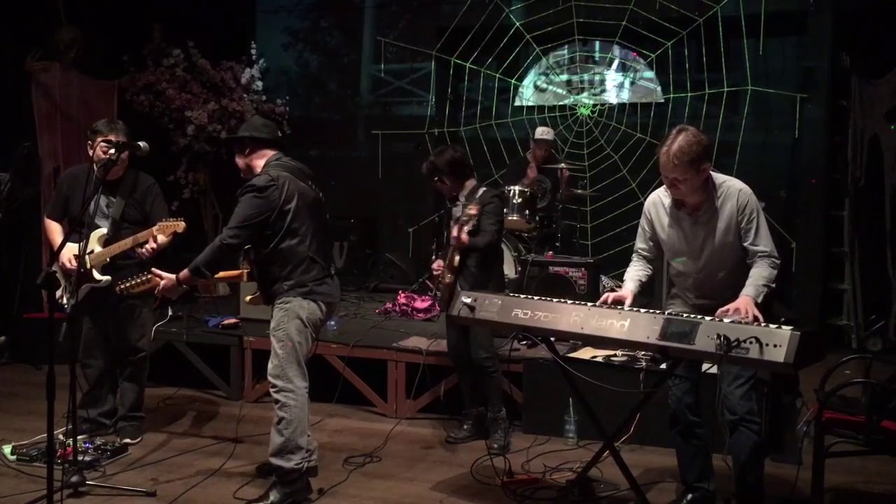 Ad-hoc fooling around on piano in Check Inn 99 (30 October 2017)