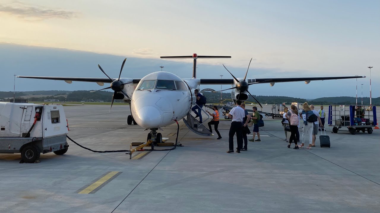Most Beautiful Small Airport? LOT Polish Airlines Economy Class | Dash 8-400 | Krakow - Olsztyn