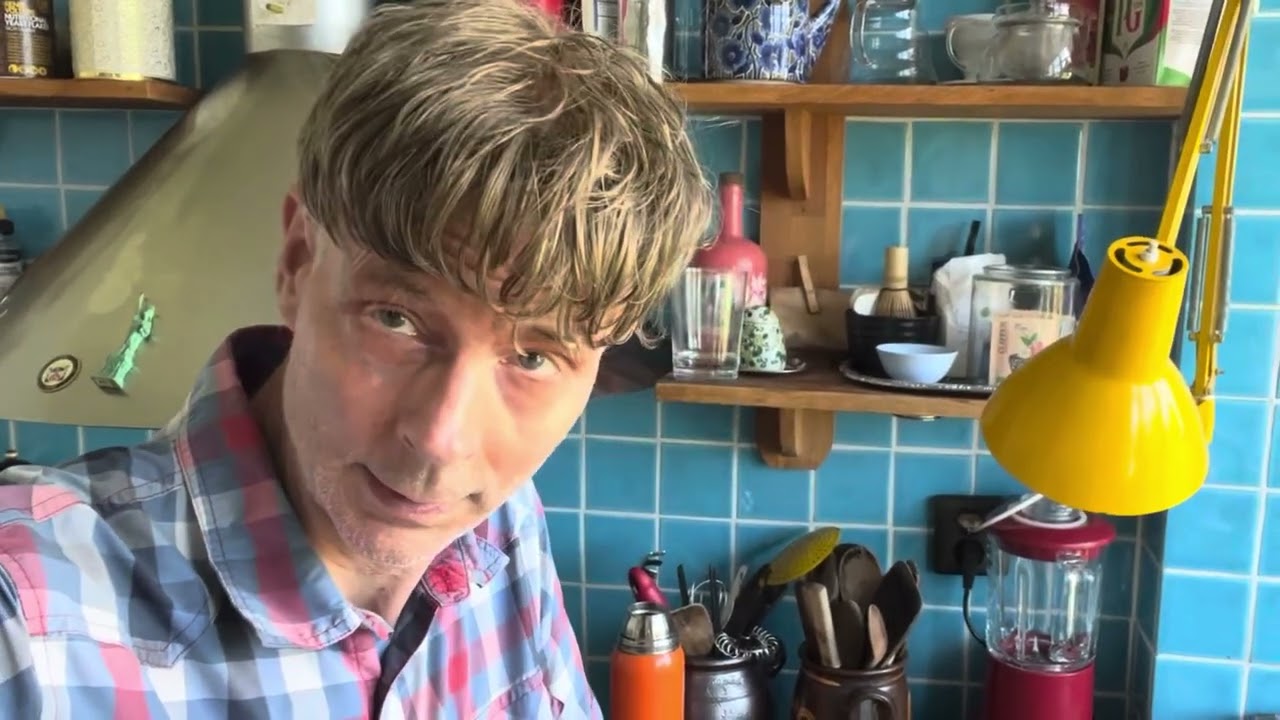 Pontus sköter om höns, ankor, duvor o en katt 