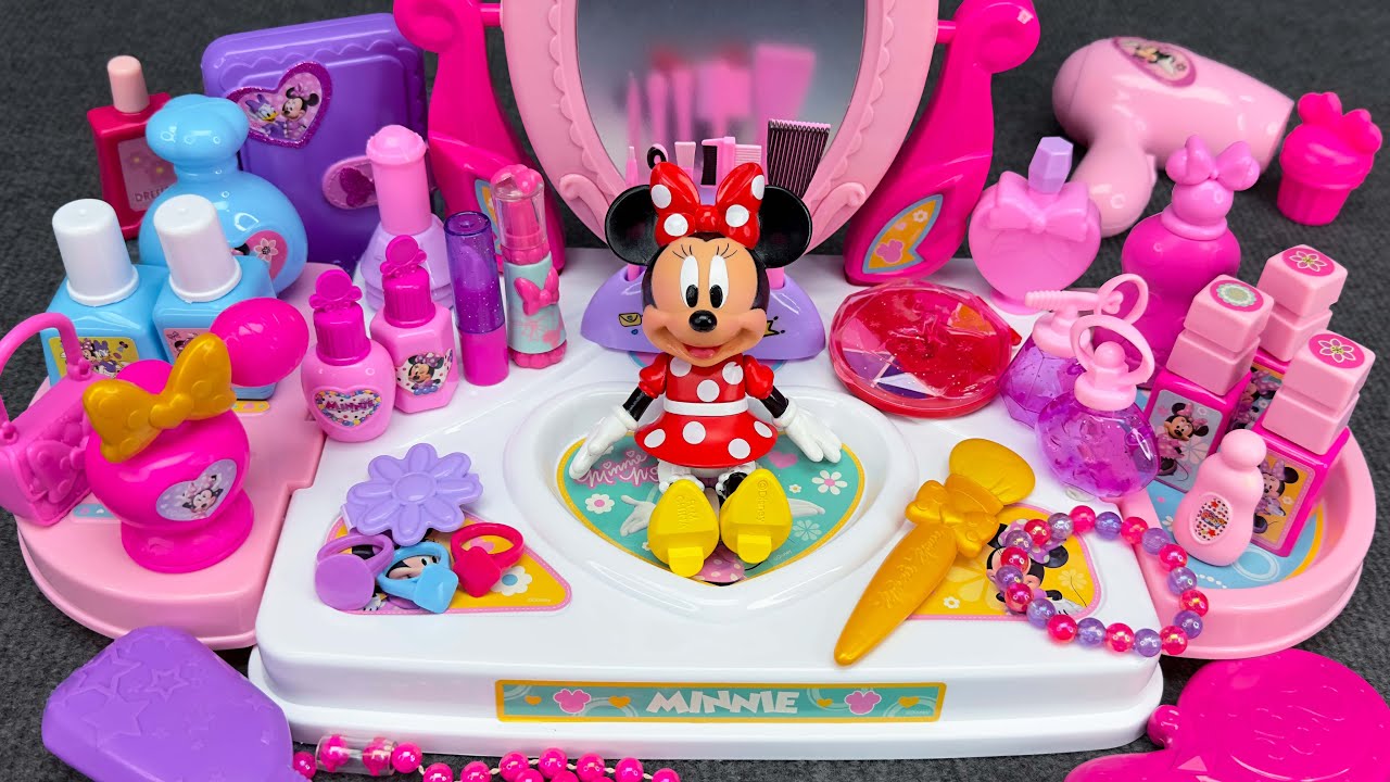 Membuka kemasan set mainan perawatan makeup berwarna pink bersama Minnie Mouse.