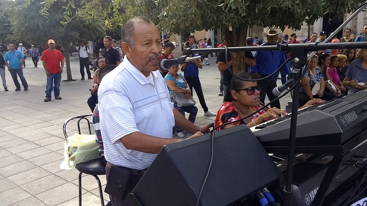 Una de los bukis. Tus mentiras. Saludos.