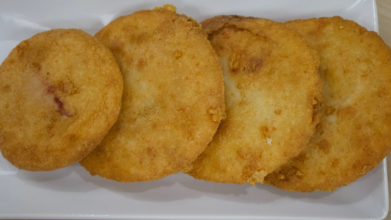 Arepas fritas de chicharrón súper deliciosas .