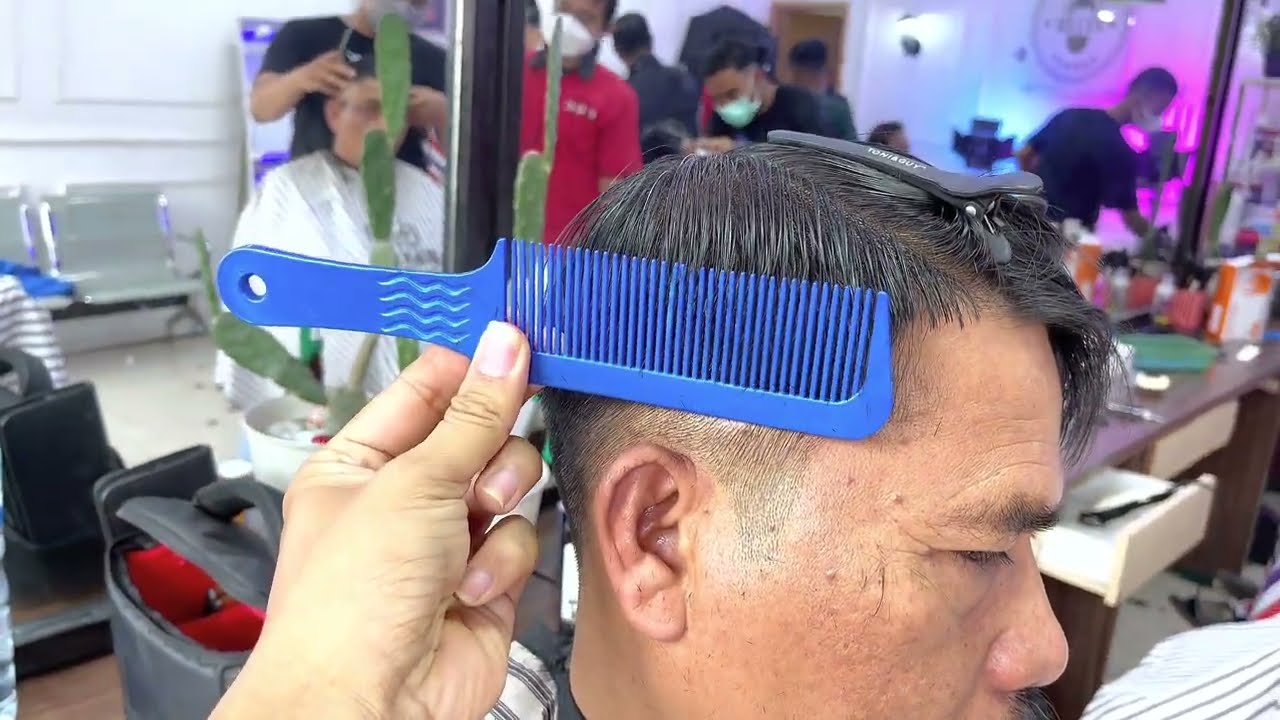 Potong rambut bapak bapak minta rapih.. bikin degdegan..
