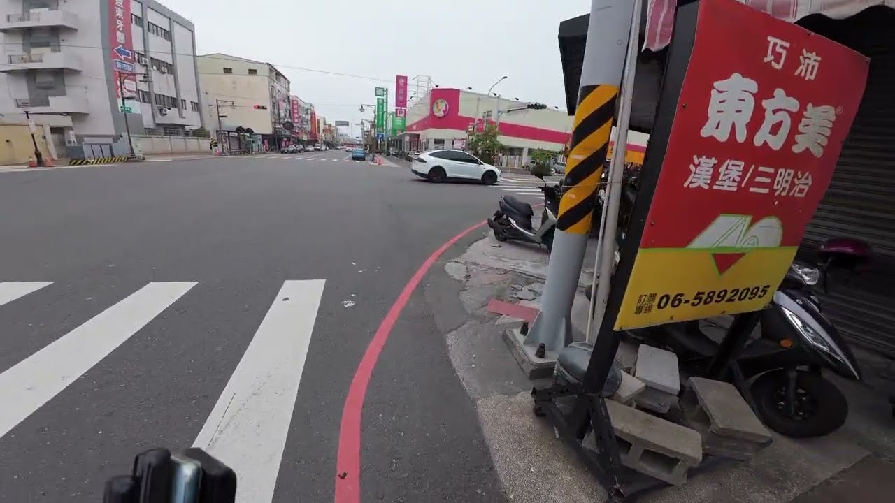 Is that a safety sign or a cruel joke? | 那個牽著小孩的標誌對比整個停滿人行道的機車真是諷刺。