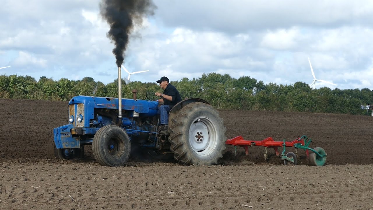 Fordson Super Major in the field ploughing w/ 4-furrow Kverneland Plough | DK Agriculture