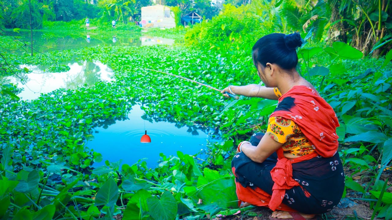 Fishing video || The cute girl showed everyone a simple technique for fishing in the village pond