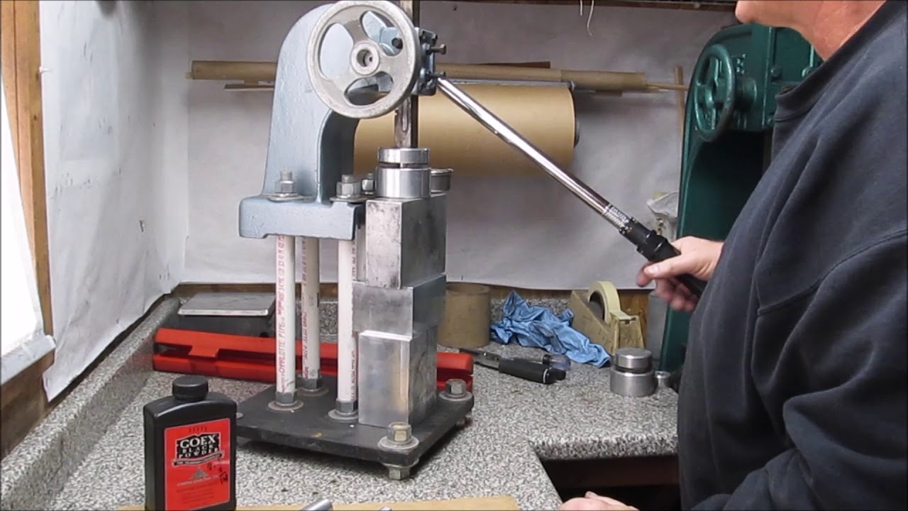 Pressing a spolette using an arbor press, and torque wrench