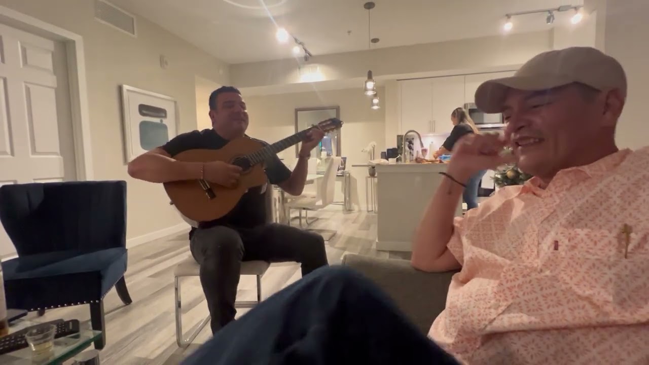 José Luis Carrascal interpretando una canción de la autoría de Hernando Marín. 
