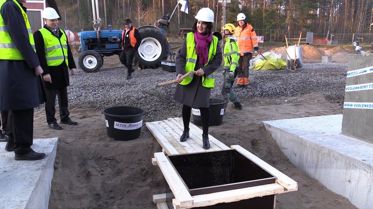 Vuolenkosken kylähallin peruskiven muuraus 24.10.2017