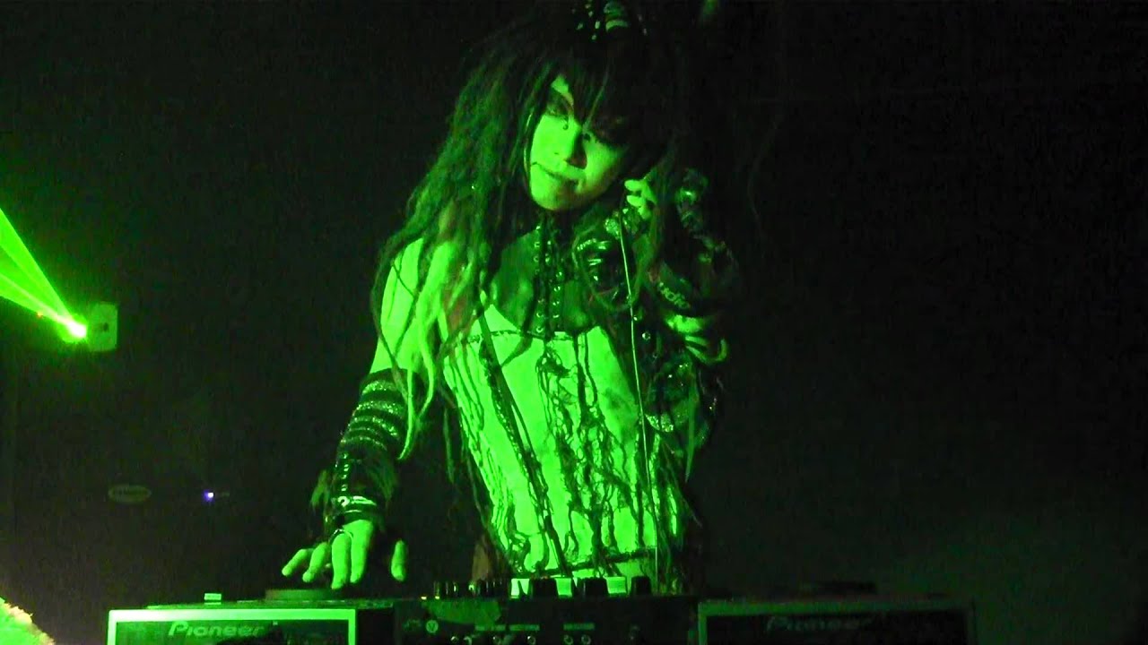 Dj Sisen And Chupacabra [Amnesy, Milan 21.10.11]