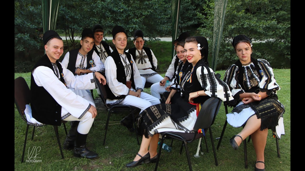 Ansamblul Junii Petrileni si Iliuta de la Jina la  Festivalul Brânzei și al Țuicii  din  Rasinari!