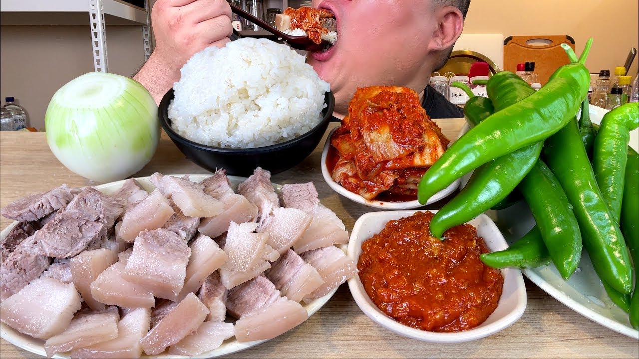 야들하게 삶은 고기에 뜨신 쌀밥 + 왕고추에 매운김치 양파쌈 까아~~지 MUKBANG