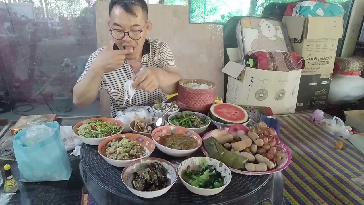 ฟังเสียงพิณม่วนๆ กินข้าวด้วยกันครับ